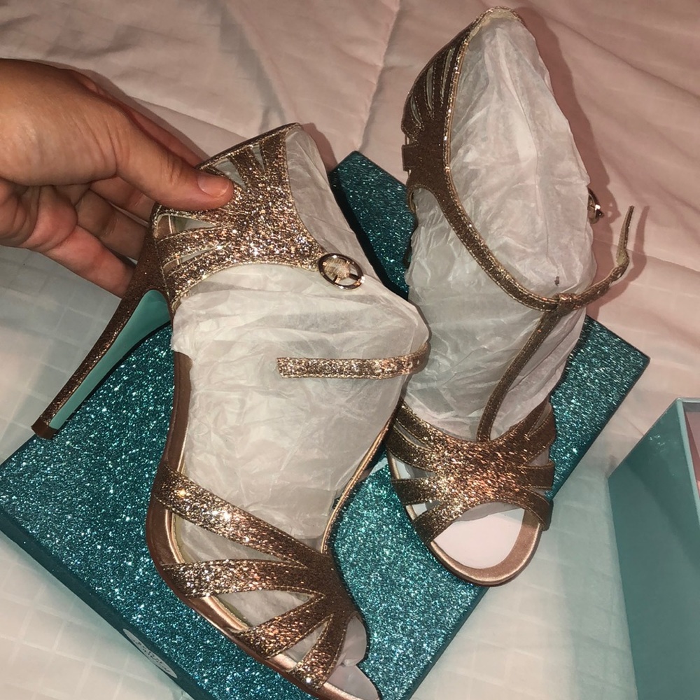 Like New. Worn once to a Gatsby party.